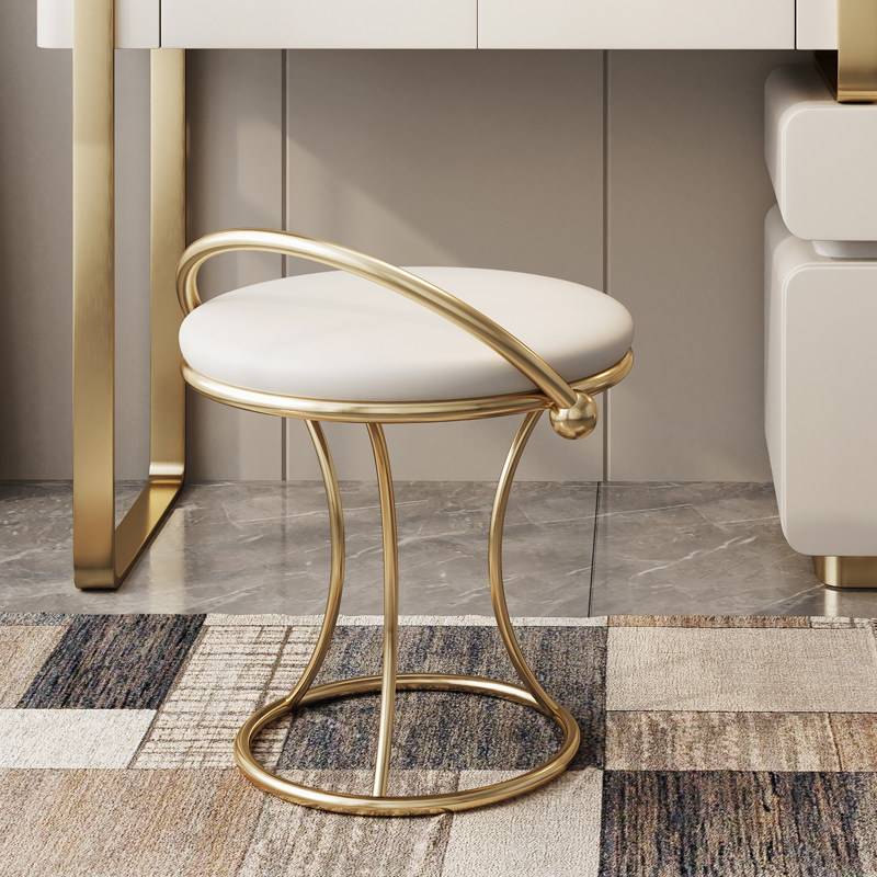 Furniture Lighting & Decor Magazine - 高級感のある、洗練されたデザインのレザースツール。モダンでシンプルなステンレス製のドレッサー用スツール。寝室の家具として最適。
