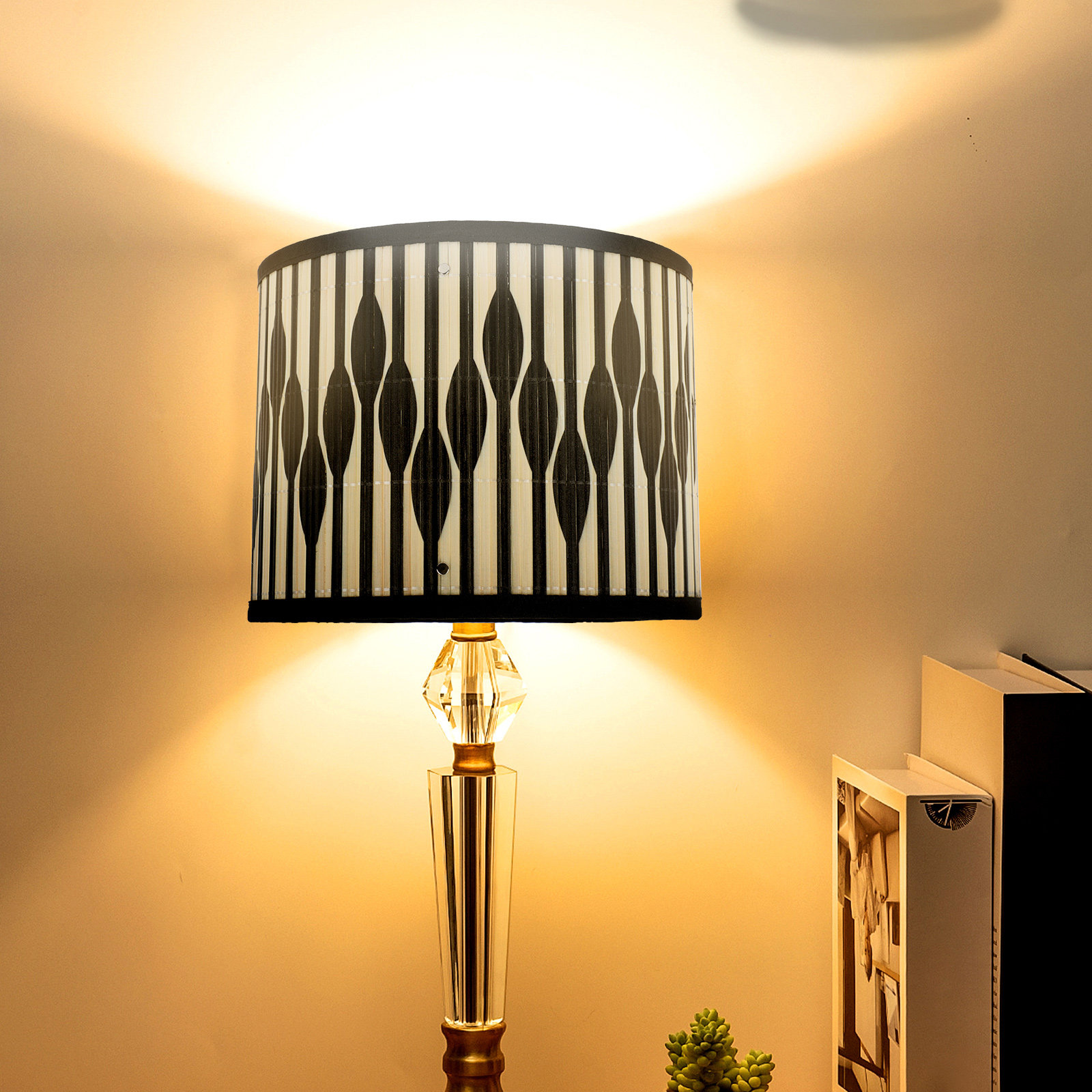 Geometric Lamp Shade - 高級竹製ランプシェード。幾何学模様のデザインで、お部屋のインテリアに調和する装飾的な照明カバー。取り付け、取り外し、交換が簡単。