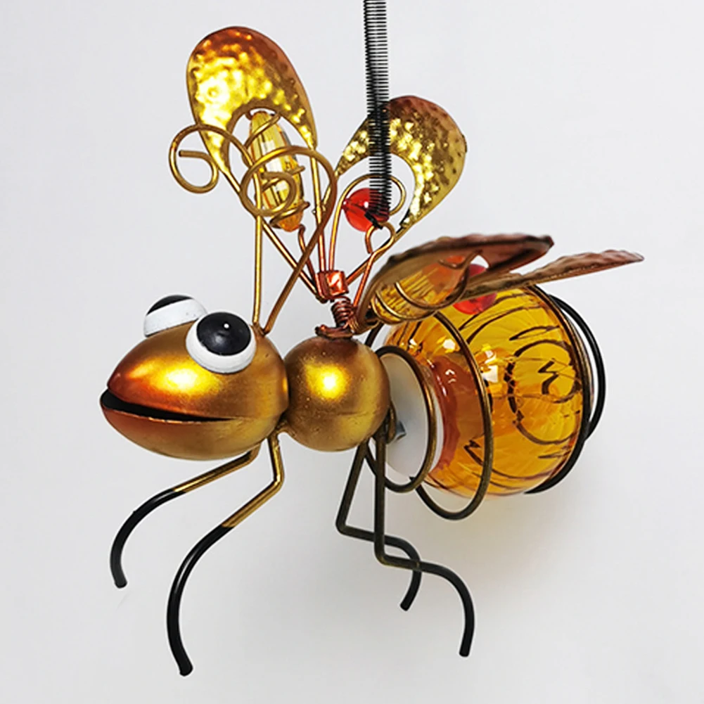 金属製の飛んでいる昆虫の形をしたソーラーランプ,吊り下げられ - Lighting Bug Decor のレビューと価格