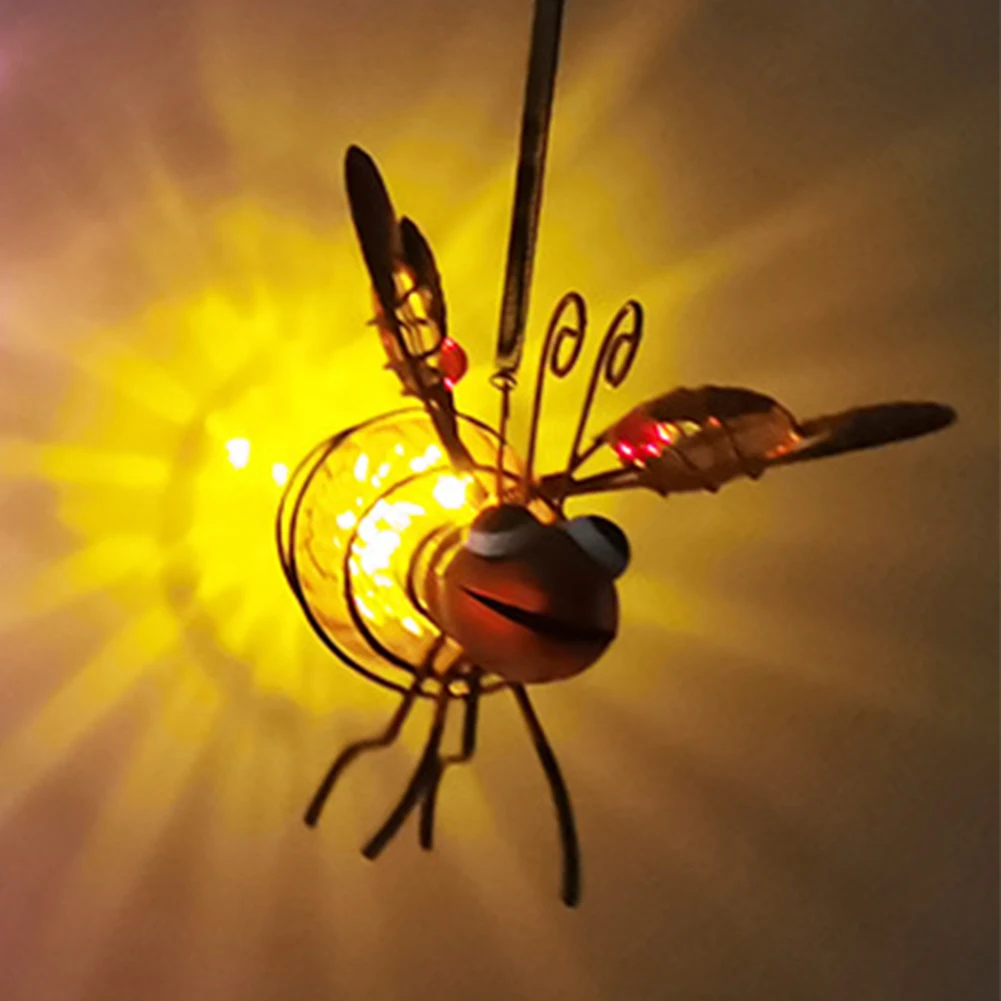 金属製の飛んでいる昆虫の形をしたソーラーランプ,吊り下げられ - Lighting Bug Decor のレビューと価格