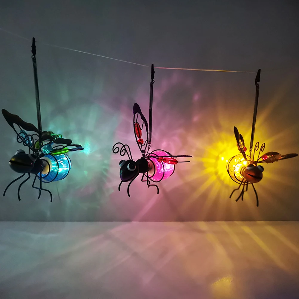 金属製の飛んでいる昆虫の形をしたソーラーランプ,吊り下げられ - Lighting Bug Decor のレビューと価格