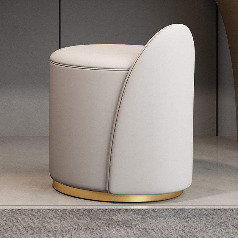 高級感のある、洗練されたデザインのレザースツール。モダンでシ - Furniture Lighting & Decor Magazine のレビューと価格