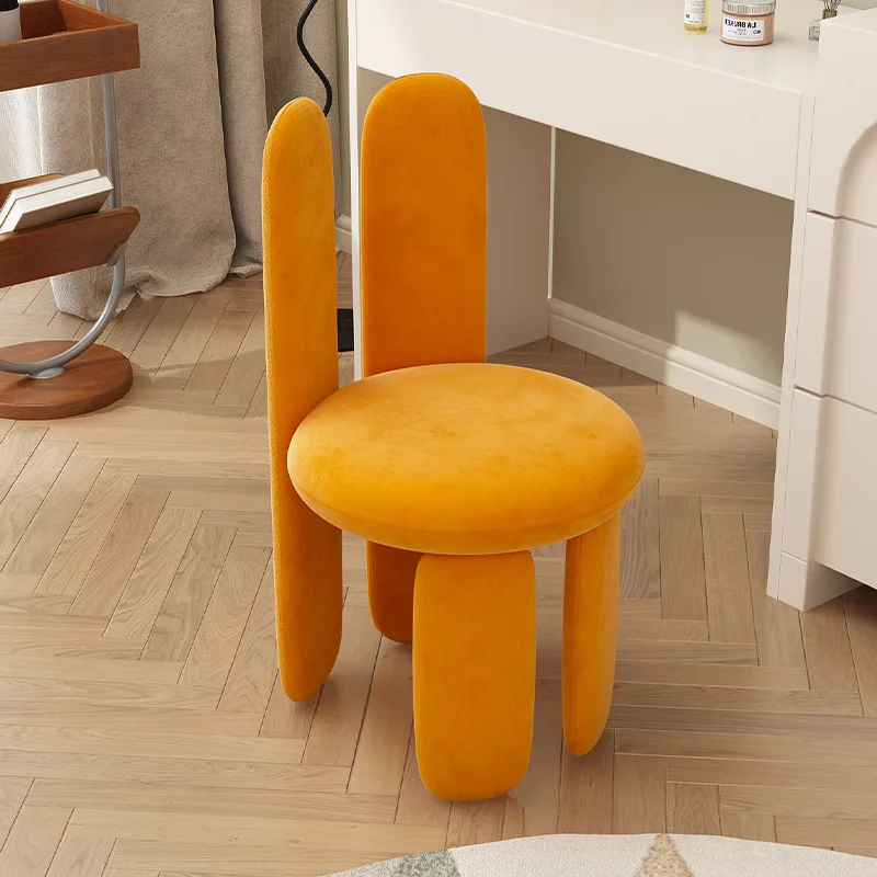上品で洗練されたデザインの女性用ドレッシングチェア、メイクア - Furniture Lighting & Decor Magazine のレビューと価格
