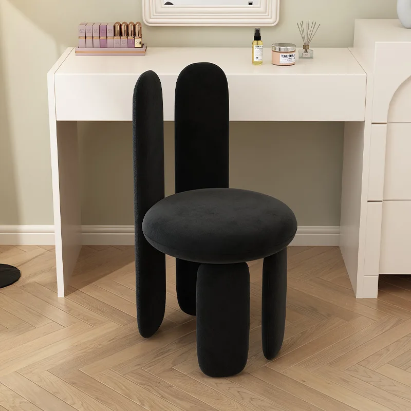 上品で洗練されたデザインの女性用ドレッシングチェア、メイクア - Furniture Lighting & Decor Magazine のレビューと価格