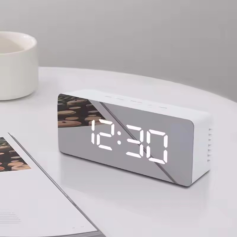 1個入り ホワイト デジタル時計 LEDミラー卓上時計 スヌ - Lighting Home Decor Wall Clocks のレビューと価格