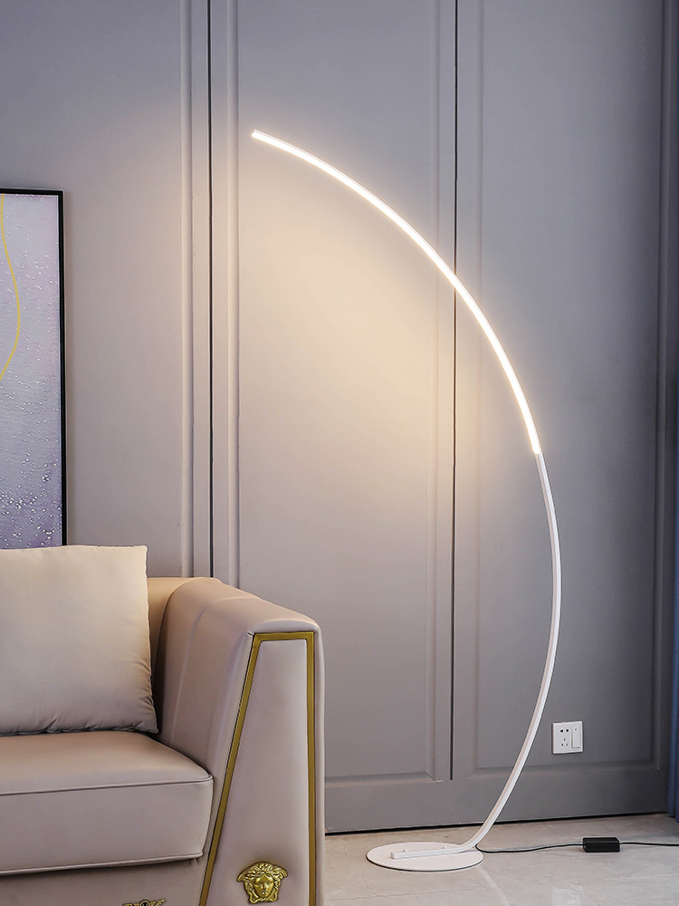 北欧 LED コーナーライトフロアランプ黒、白 C APP  - Floor Lamp Tripod のレビューと価格